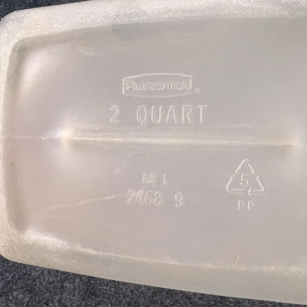 Rubbermaid Vintage Servin' Saver 2 Qt Drink Container Jug Flip Top Lid Almond